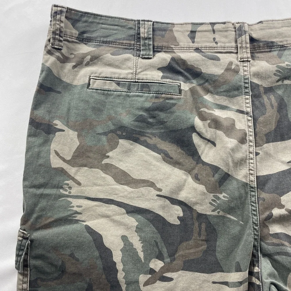 Wrangler Mens Relaxed Fit Camo Cargo Shorts Green Brown Size 44x10 112336219
